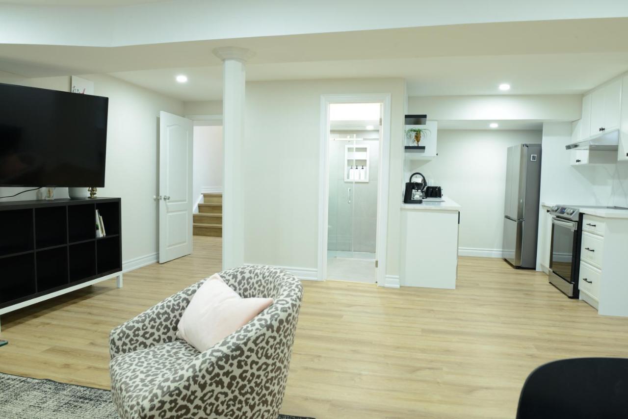 Spacious 2-Bed-Room Near Yonge & Major Mackenzie 列治文山 外观 照片